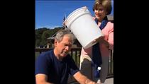 G. W. Bush pijal vzvu Ice Bucket Challenge, asistovala mu jeho manelka Laura