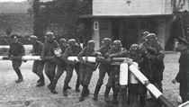 Němečtí vojáci zabírají 1. září 1939 polskou hranici. Začíná druhá světová... Němečtí vojáci zabírají 1. září 1939 polskou hranici. Začíná druhá světová...