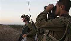Izraeltí vojáci pozorují situaci v pásmu Gazy