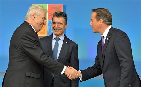 Prezident Milo Zeman na summitu NATO ve Walesu. Zde jej vítá britský premiér...
