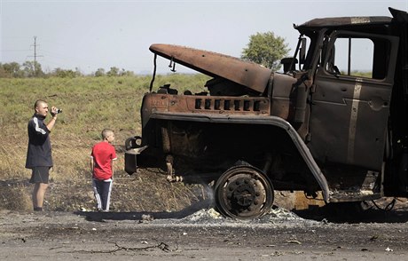 Nákladní vz zniený pi bombardování Mariupolu.