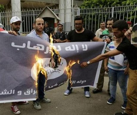 Aktivisté v Libanonu pálí vlajku ISIS.