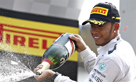 Lewis Hamilton na stupních vítz.