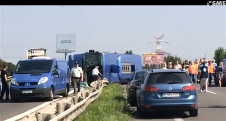 Havárie slovenského autobusu nedaleko Bratislavy.