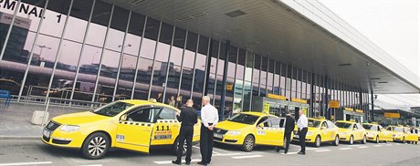 Taxíky na ruzyském letiti v Praze.