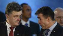 Ukrajinský prezident Petro Porošenko (vlevo) s generálním tajemníkem... | na serveru Lidovky.cz | aktuální zprávy