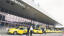 Taxíky na ruzyňském letišti v Praze. | na serveru Lidovky.cz | aktuální zprávy
