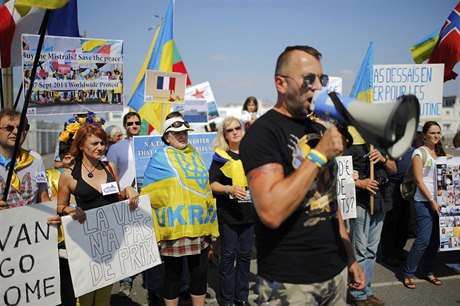 Francouzi protestují proti kontraktu na prodej Mistral.
