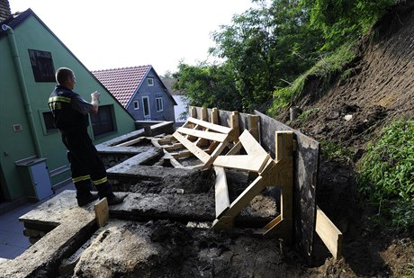 Ve Strachotín na Beclavsku se utrhl svah a sesuv pdy ohrozil rodinné domy.