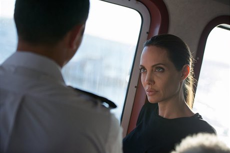 Angelina Jolie navtívila místo, kde dolo k tragédii - pi potopení lodi u...