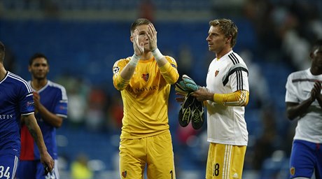 Branká Basileje Tomá Vaclík po duelu s Realem Madrid dkuje fanoukm.