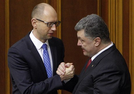 Ukrajintí lídi: premiér Arsenij Jaceuk (vlevo) a prezident Petro Poroenko.