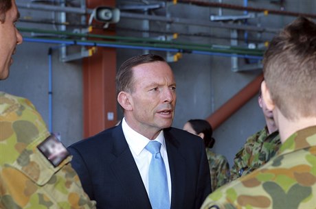 Australský premiér Tony Abbott s písluníky australského letectva.