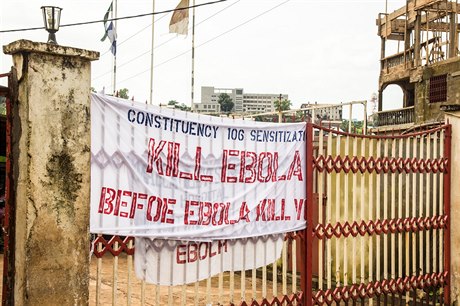 Zabijte ebolu, ne zabije vás - transparent ve mst Freetown v Sierra Leone.