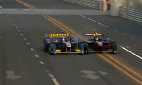 Nico Prost vrazil do pedjídjícího Nicka Heidfelda. Ten vzlétl a narazil do...