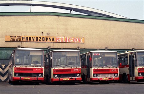 Autobusy ped garáovou halou na Klíov - rok 1989.