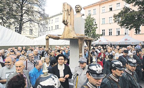 Odhalení pomníku Jaroslava Haka na Prokopov námstí rázovitého ikova ke...