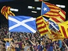 Katalántí fotbaloví fanouci podporují skotské referendum.