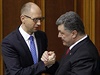 Ukrajint ldi: premir Arsenij Jaceuk (vlevo) a prezident Petro Poroenko.