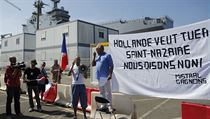 Demonstrace za podporu prodeje Mistral Rusku. Na transparentu stoj: Hollande...