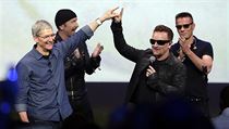 Irsk kapela U2 se srden zdrav s Timem Cookem. Jejich vystoupen uzavelo...