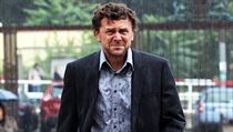 Pohřeb Svatopluka Potáče. Bez deštníku dorazil třetí nejbohatší Čech Pavel... Pohřeb Svatopluka Potáče. Bez deštníku dorazil třetí nejbohatší Čech Pavel...