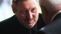 Pohřeb Svatopluka Potáče. Lobbista a miliardář Martin Ulčák (vlevo) v debatě s... | na serveru Lidovky.cz | aktuální zprávy