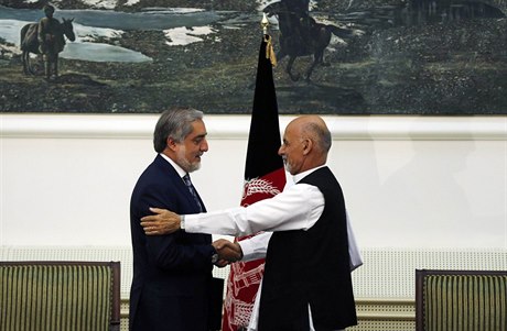 Abdullah Abdullah a Ashraf Ghani se objímají po dohod o nové podob afghánské...