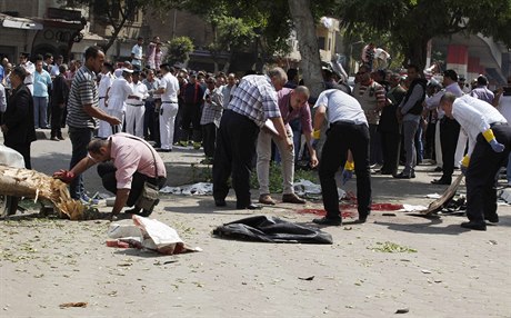 Vyetování výbuchu u ministerstva zahranií v Káhie.