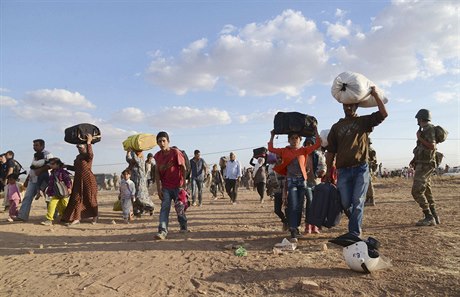 Kurdtí uprchlíci na hranicích s Tureckem.