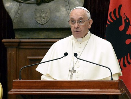 Pape Frantiek pednáí svou e v prezidentském paláci v Tiran. Zavítal sem...