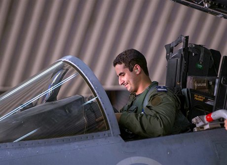 Saúdskoarabský princ Chálid v kokpitu bombardéru.