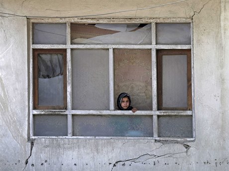 Afghánská holika vykukuje z okna ponieného pi atentátech ped inaugurací...