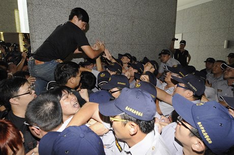 Stety policist s demonstranty v Hongkongu.