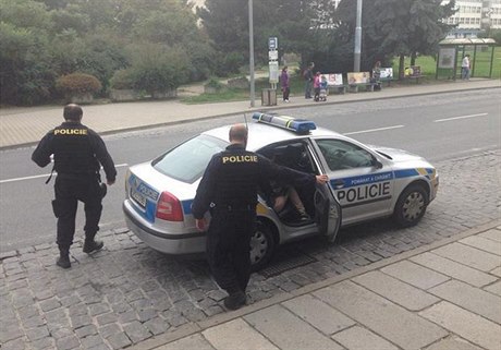 Policie odváí hledanou enu z rádia.