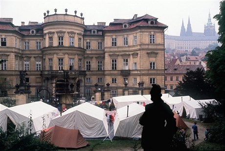 V záí 1989 ekaly na nmeckém velvyslanectví v Praze ve svízelných podmínkách...