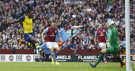 Stela a gól! Danny Welbeck skóruje do sít Aston Villy.