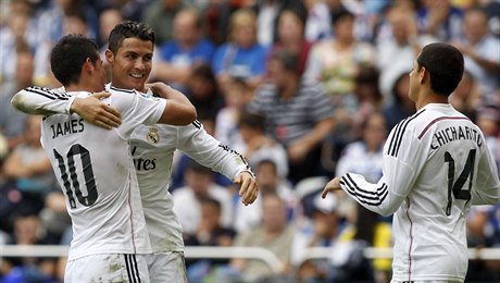 Fotbalisté Realu Madrid oslavují vítzství nad La Coruou.