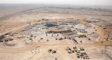 Jeden z rozestavných stadion pro fotbalové MS 2022 uprosted pout v Kataru.