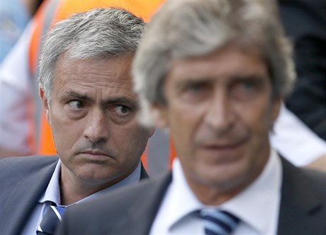 Trenér Chelsea Jose Mourinho (vlevo) a trenér Manchesteru City Manuel...