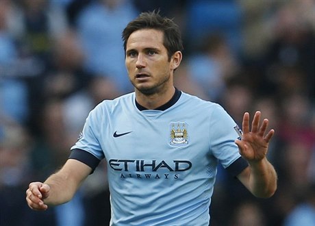 Záloník Manchesteru City Frank Lampard se omlouvá za gól do sít Chelsea.