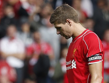 Smutný hrdina. Kapitán Liverpoolu Steven Gerrard nejdíve poslal svj tým do...