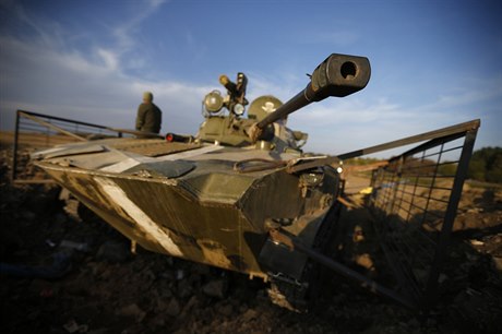 Ukrajinský tank na pozici u msta Dbalcevo.