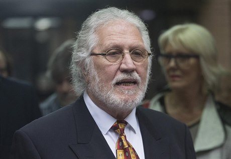 Bývalý DJ rádia BBC  Dave Lee Travis byl odsouzen za sexuální útok.