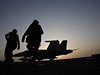 Vojáci míí k letadlm ureným k bombardování pozic Islámského státu v Iráku.