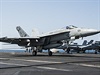 F/A-18F Super Hornet pistává na palub letadlové lodi USS George H.W. Bush po...