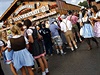 Cena mázu piva se na Oktoberfestu pohybuje mezi 9,70 a 10,10 eury (267 a 278...