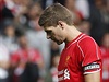 Smutn hrdina. Kapitn Liverpoolu Steven Gerrard nejdve poslal svj tm do...