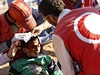 Turet zdravotnci oetuj zrannho syrskho chlapce.