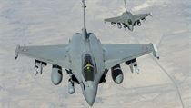 V akci. Dva z francouzských stíhacích letounů Rafale, které 19. září poprvé... V akci. Dva z francouzských stíhacích letounů Rafale, které 19. září poprvé...